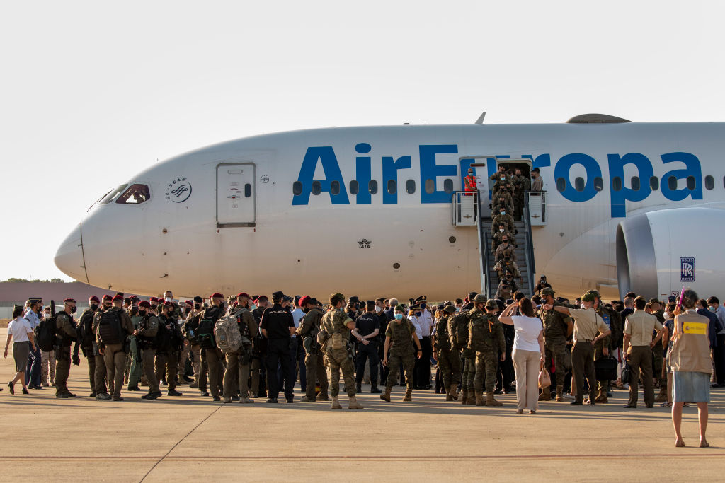 Spanish PM Receives Country's Last Kabul Evacuation Flight