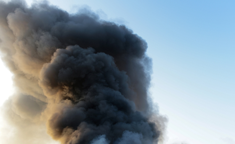 Thick and dark smoke in a fire